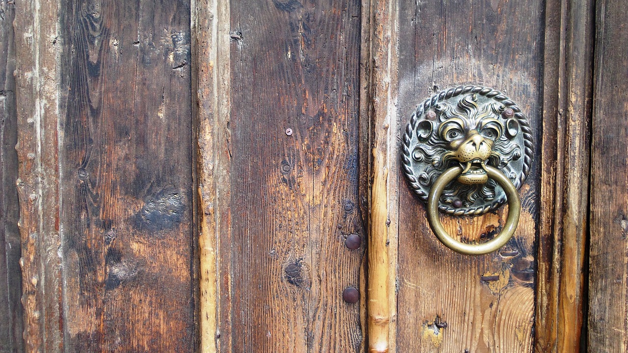 деревянная дверь костёла